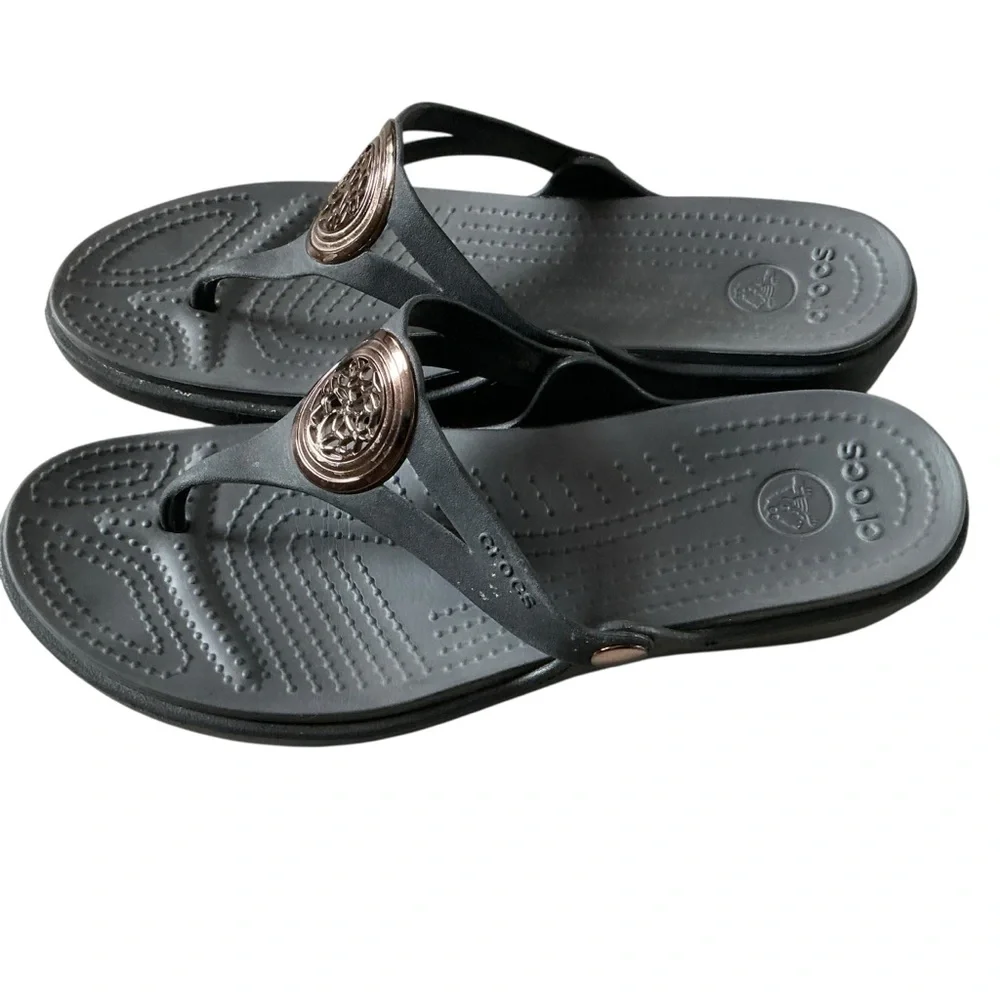 Crocs sanrah hammered metallic wedge flip flop sandals grey and gold sz 11